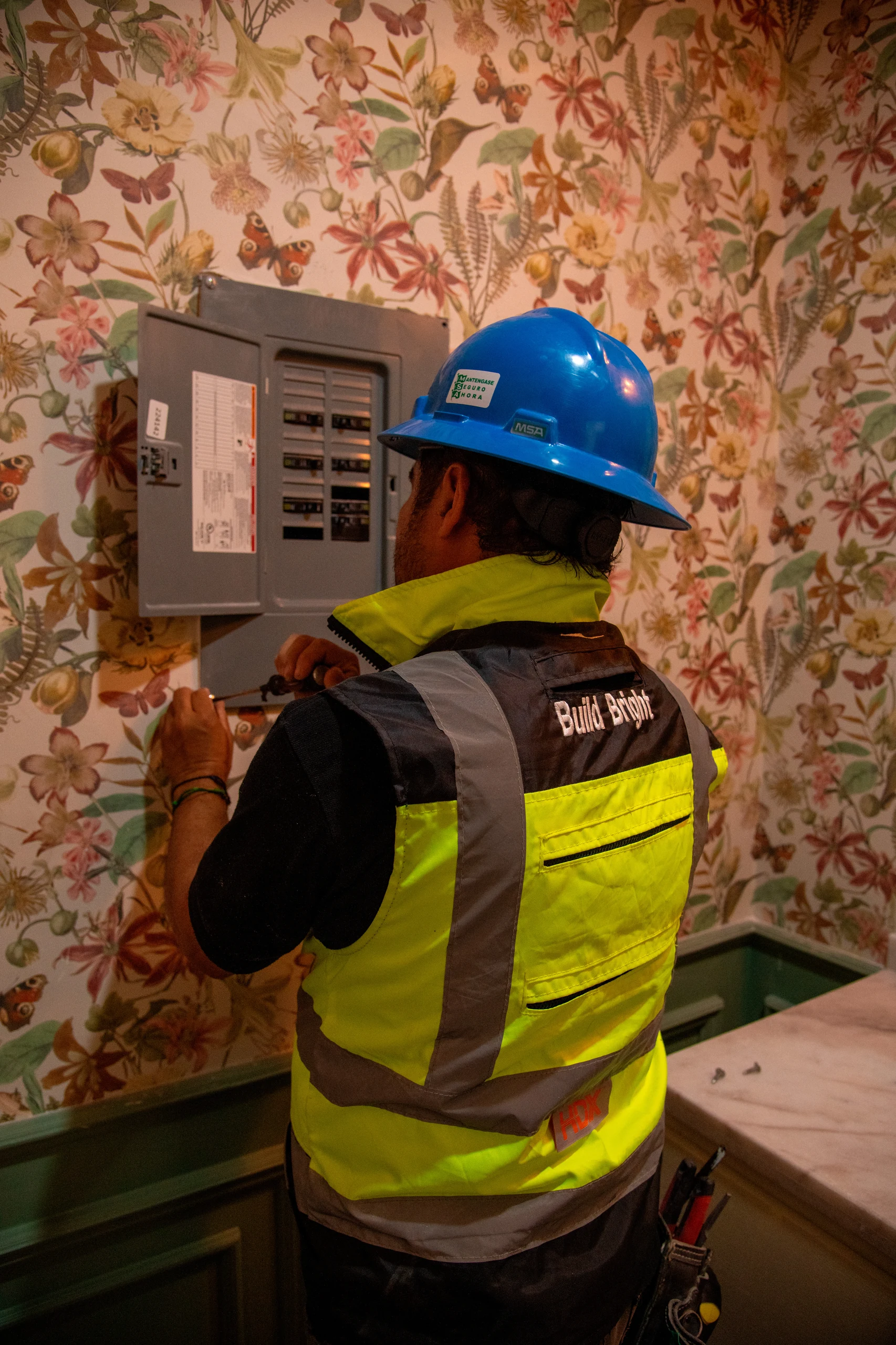 Técnico electricista en centro de carga